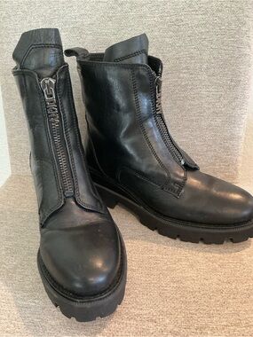 #850 NWOT DKNY Black Leather Front-Zip Ankle Booties